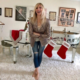 Debbie Gibson feet photo thumbnail
