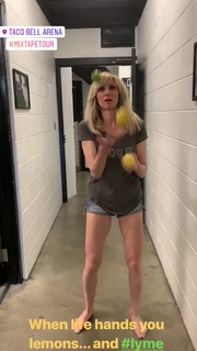 Debbie Gibson feet photo thumbnail