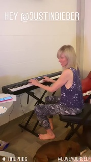 Debbie Gibson feet photo thumbnail