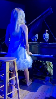 Debbie Gibson feet photo thumbnail