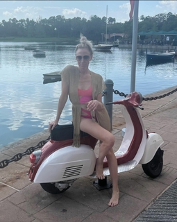 Debbie Gibson feet photo thumbnail