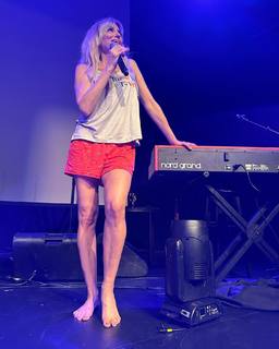 Debbie Gibson feet photo thumbnail