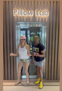 Debbie Gibson feet photo thumbnail