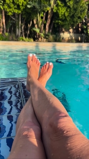 Debbie Gibson feet photo thumbnail