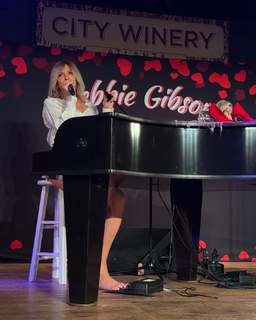 Debbie Gibson feet photo thumbnail