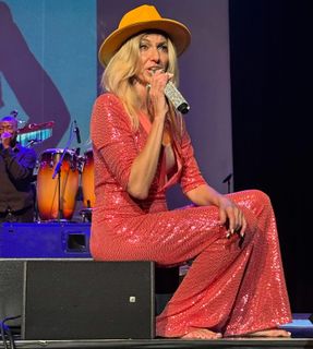 Debbie Gibson feet photo thumbnail