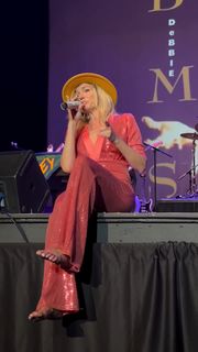 Debbie Gibson feet photo thumbnail