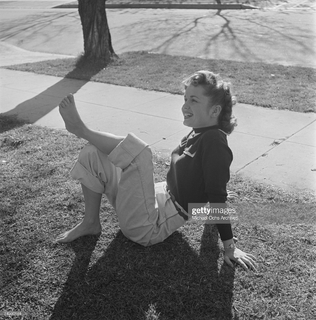 Debbie Reynolds feet photo thumbnail