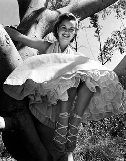 Debbie Reynolds feet photo thumbnail