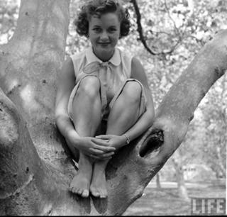 Debbie Reynolds feet photo thumbnail