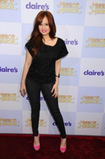 Debby Ryan feet photo thumbnail