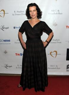 Debi Mazar feet photo thumbnail