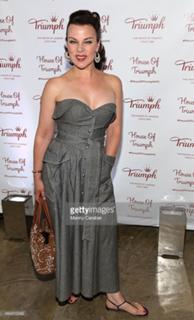 Debi Mazar feet photo thumbnail