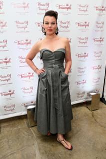 Debi Mazar feet photo thumbnail