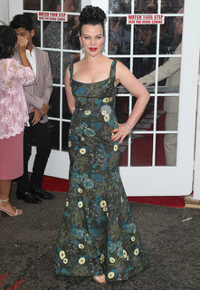 Debi Mazar feet photo thumbnail