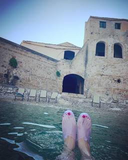 Debi Mazar feet photo thumbnail