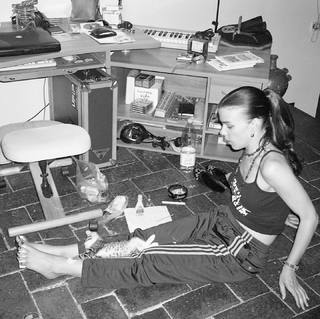 Debi Mazar feet photo thumbnail