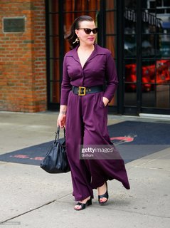 Debi Mazar feet photo thumbnail