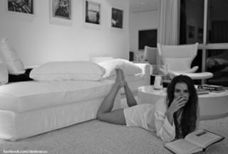Deborah Secco feet photo thumbnail