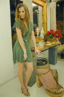 Deborah Secco feet photo thumbnail