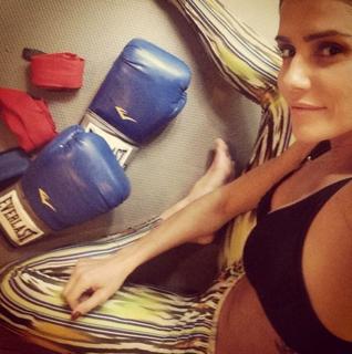 Deborah Secco feet photo thumbnail