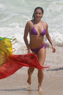 Deborah Secco feet photo thumbnail
