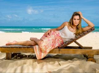 Deborah Secco feet photo thumbnail