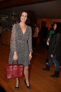 Deborah Secco feet photo thumbnail