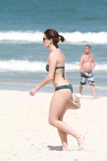Deborah Secco feet photo thumbnail