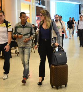 Deborah Secco feet photo thumbnail