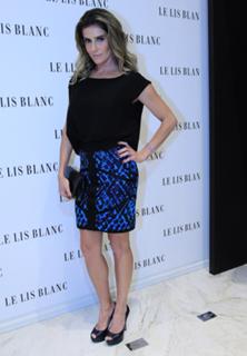 Deborah Secco feet photo thumbnail