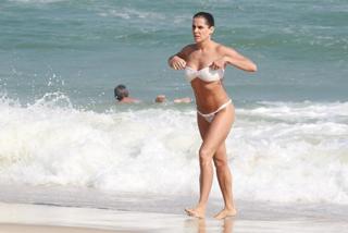 Deborah Secco feet photo thumbnail