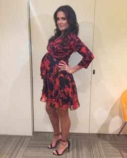 Deborah Secco feet photo thumbnail