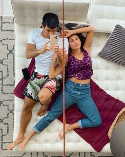 Deborah Secco feet photo thumbnail