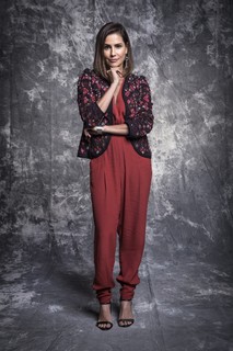 Deborah Secco feet photo thumbnail