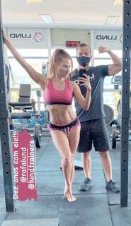 Deborah Secco feet photo thumbnail