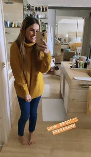 Deborah Secco feet photo thumbnail