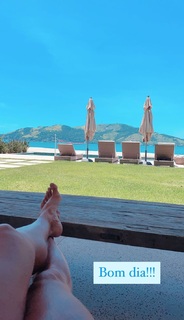 Deborah Secco feet photo thumbnail