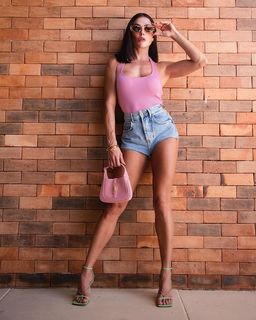 Deborah Secco feet photo thumbnail