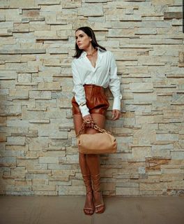 Deborah Secco feet photo thumbnail