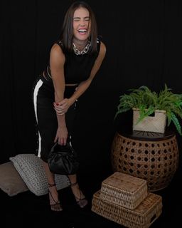 Deborah Secco feet photo thumbnail