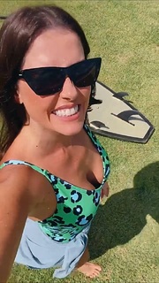 Deborah Secco feet photo thumbnail