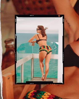 Deborah Secco feet photo thumbnail