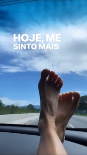 Deborah Secco feet photo thumbnail