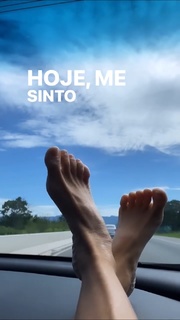 Deborah Secco feet photo thumbnail