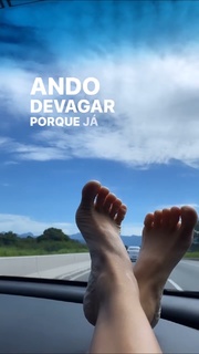 Deborah Secco feet photo thumbnail