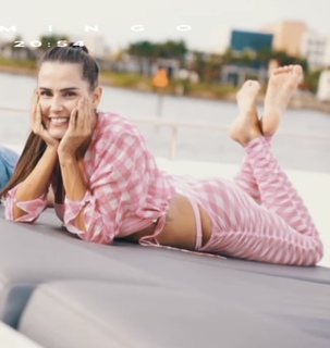 Deborah Secco feet photo thumbnail