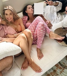 Deborah Secco feet photo thumbnail