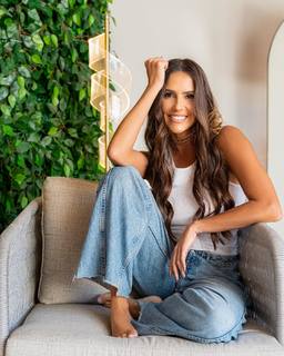 Deborah Secco feet photo thumbnail