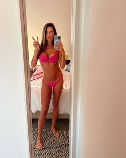 Deborah Secco feet photo thumbnail